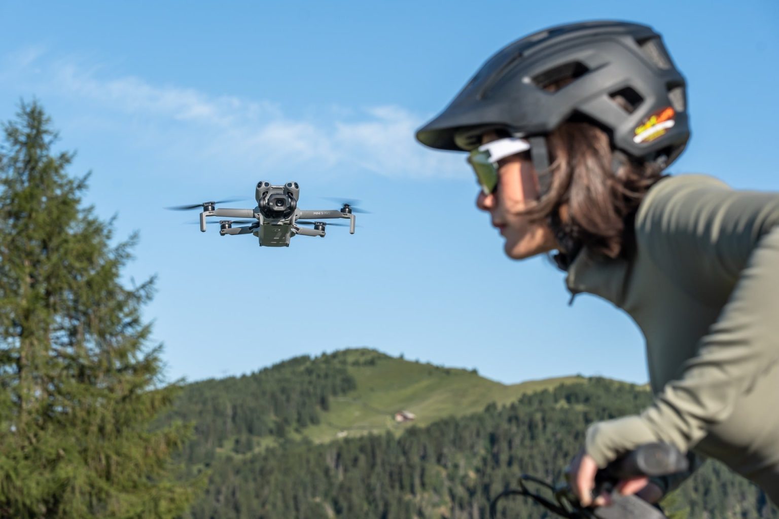 DJI Mini 5 Pro : découvrez le drone pliable de moins de 250 g avec capteur 1″ et LiDAR intégrés !