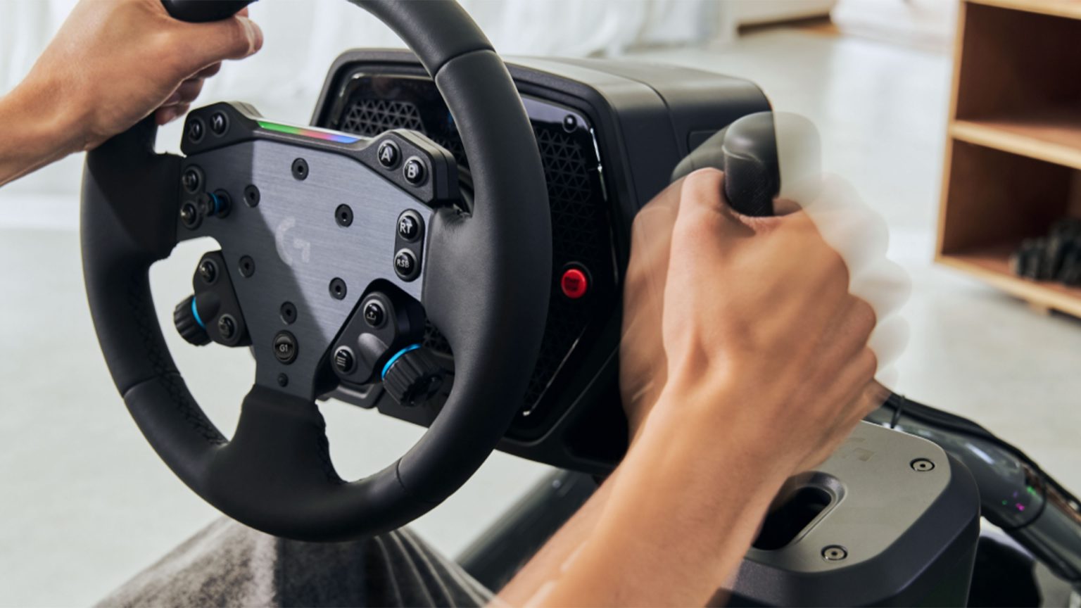 Logitech frappe fort : base direct drive RS50 à 549€ et pédales modulaires — l’upgrade sim‑racing accessible arrive enfin